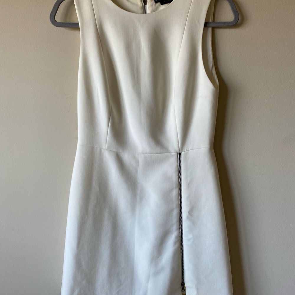 Elegant White Sleeveless Mini Dress